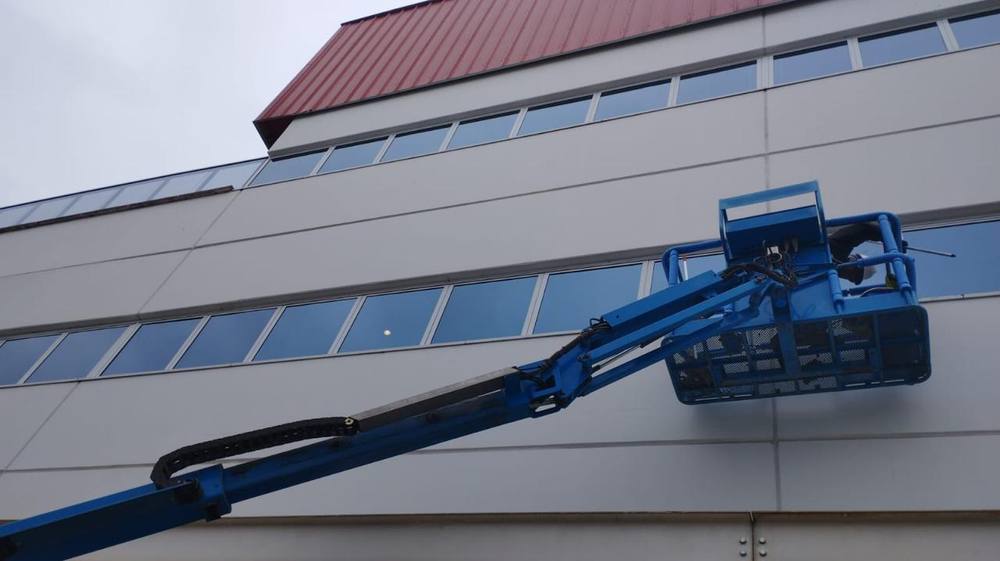 Equipe HRV em manutenção de fachada com plataforma elevatória